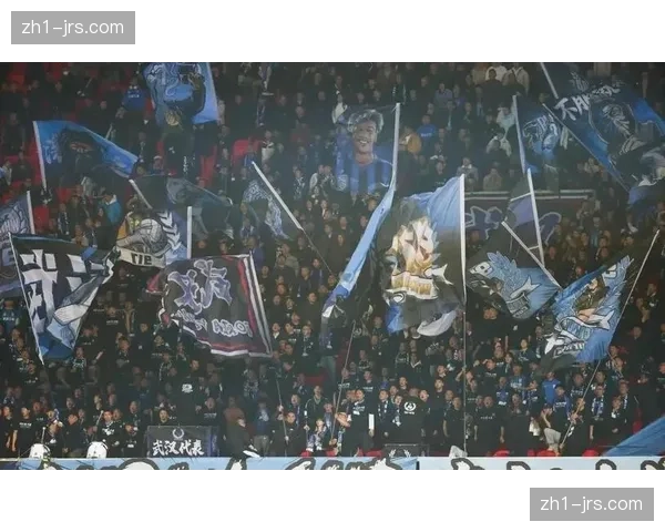 莫拉三镇变阵抵挡不住攻势 两球落后斗志不减挽回信心 莫拉三镇变阵抵挡不住攻势 两球落后斗志不减挽回信心